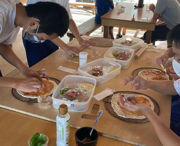 具材を自由にトッピングして、自分だけのオリジナルピザにしましょう！