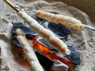 炭火で焼く棒パン