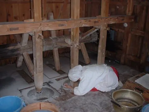 「水車小屋の中では、玄そばを粉にしていました。」